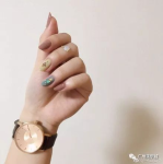 小姐姐长指甲抓背图片,小姐姐长指甲抓背的迷人瞬间